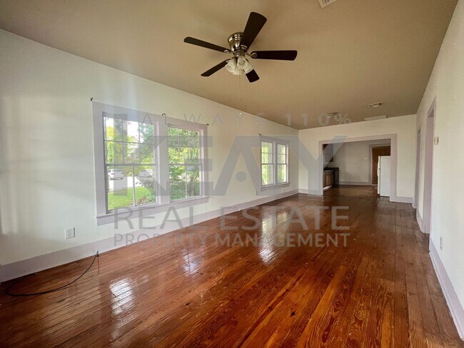 Building Photo - 3 Bedroom, 1 Bathroom House is Available Now!