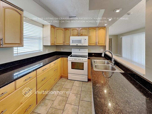 Building Photo - 3144 Bougainvillea St