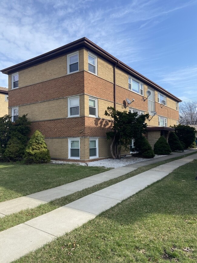 Foto del edificio - 8425 N Milwaukee Ave