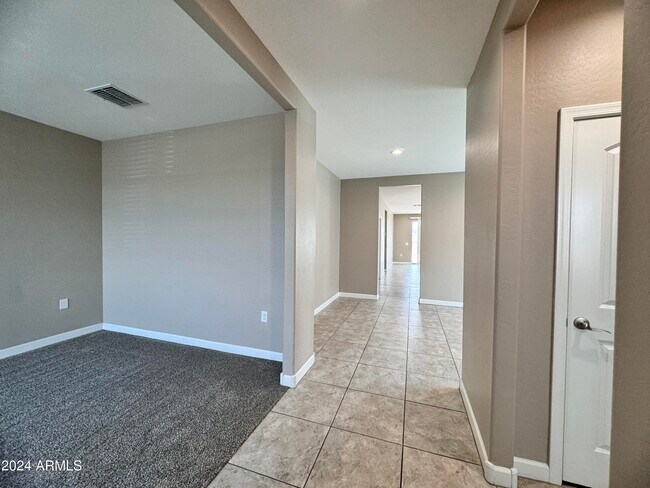 Building Photo - 3003 N Brooklyn Dr