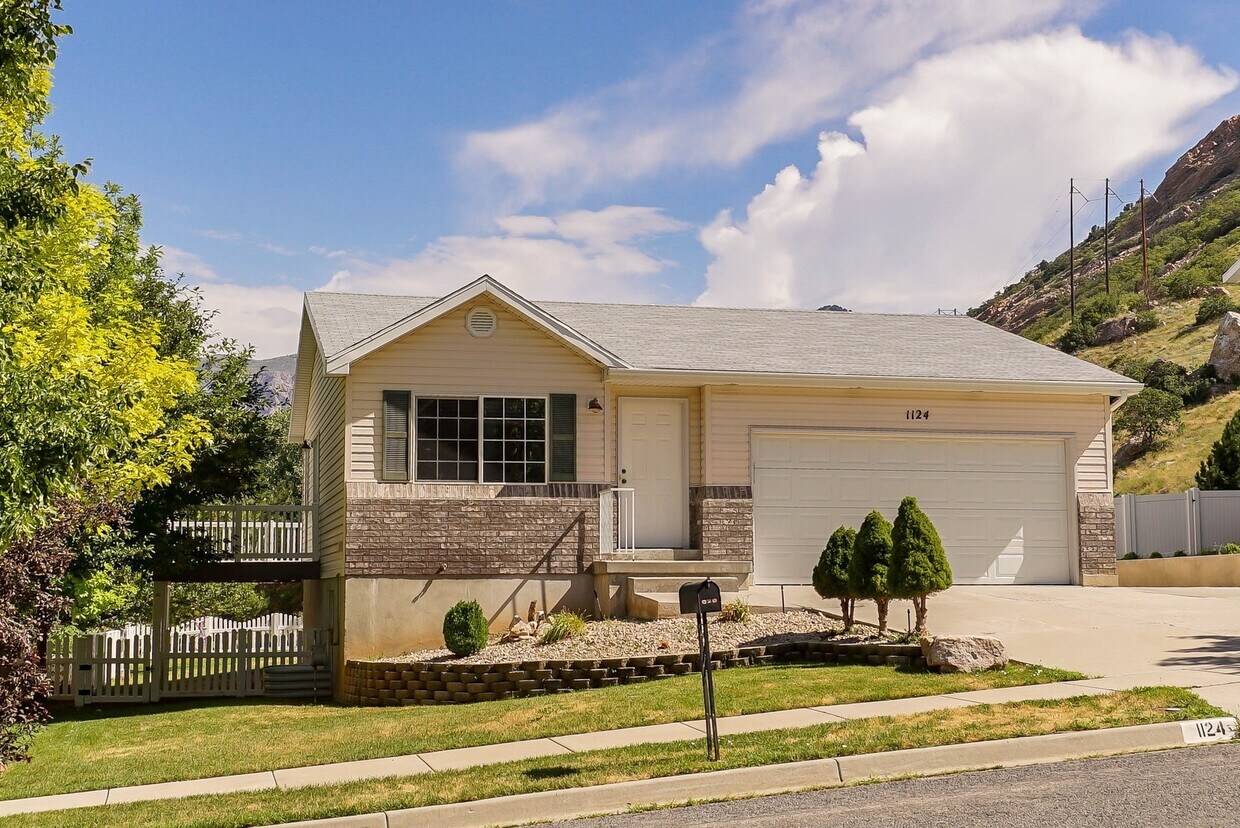 Primary Photo - 4 bedroom 2 bathroom Available in Ogden