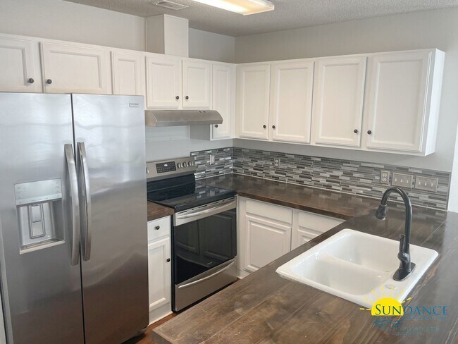 Building Photo - Beautiful 3 Bedroom Home in Lighthouse Poi...