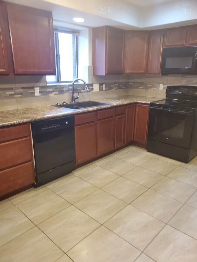 Kitchen - 1078 N Pond Dr
