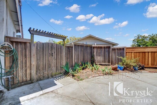 Building Photo - 211 Oakmore Ct