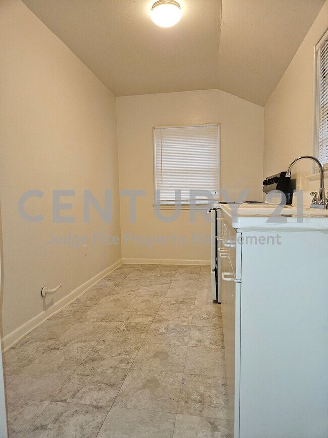 Foto del edificio - Cozy 1/1 Garage Apartment For Rent!