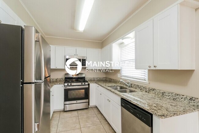 Foto del edificio - 3 Bedroom Pet-Friendly Home in Independence, MO with Main Street Renewal