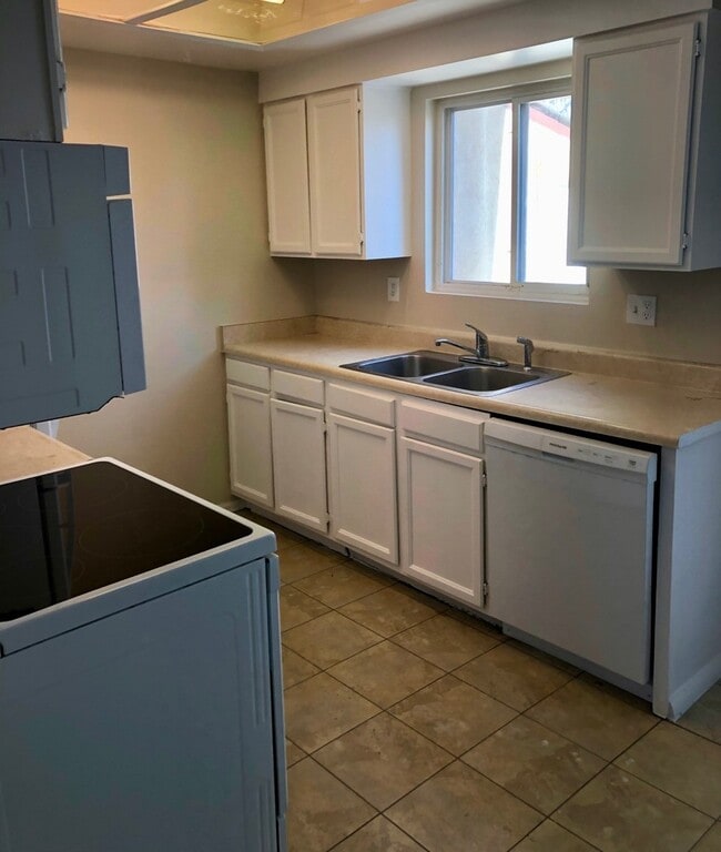 Building Photo - La Jolla 2BD Two-Story Townhome convenient...