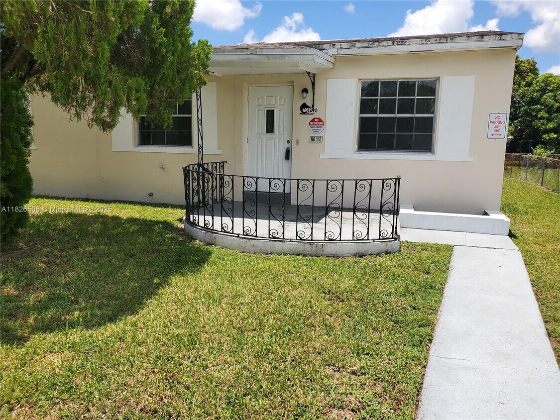 Foto principal - 1240 NE 143rd St