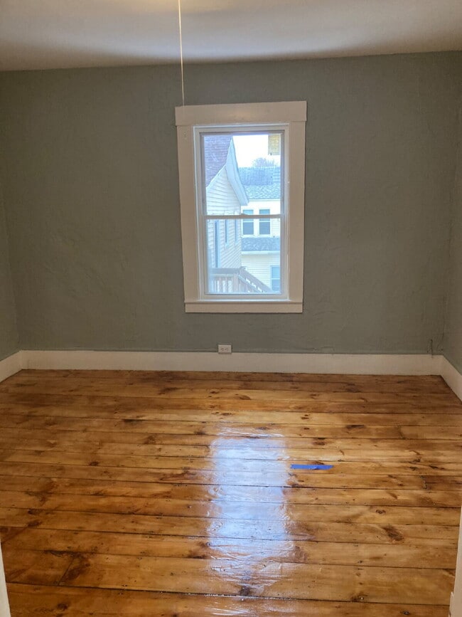Building Photo - Recently updated 2nd floor 3-bedroom unit located on a quiet dead-end street!