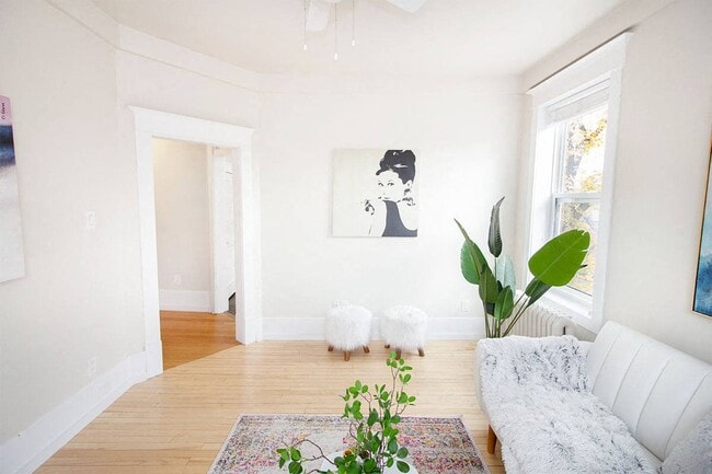 1BDR - Salon - 277 Arbuthnot Apartment