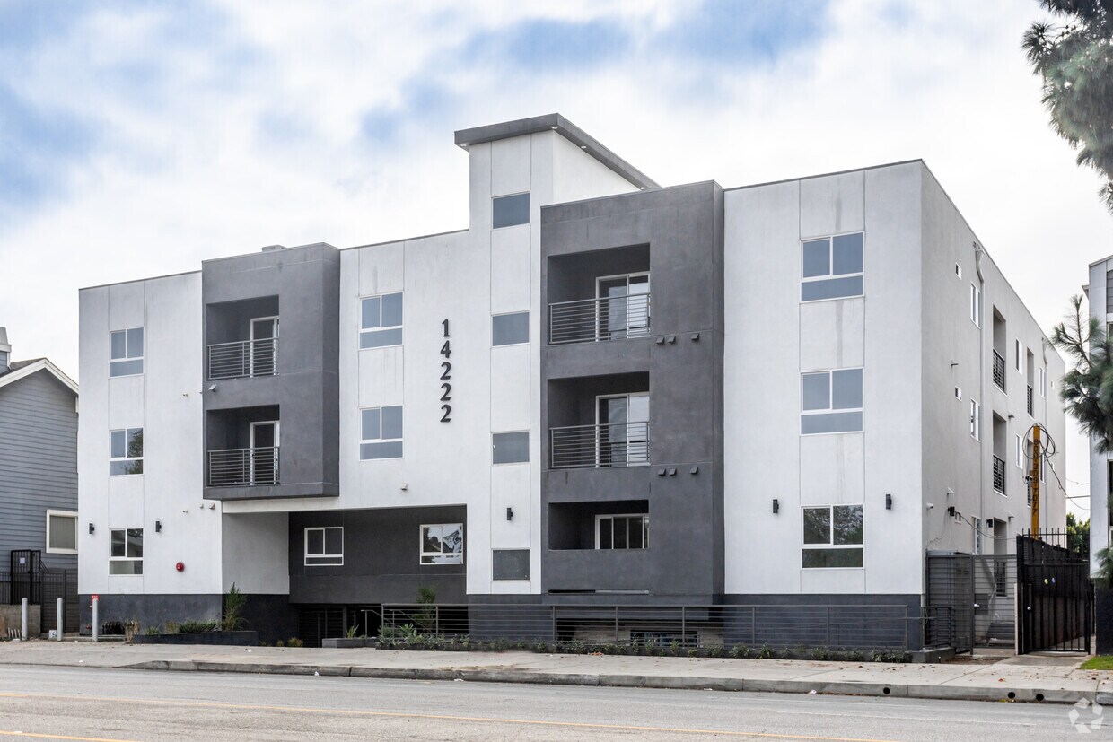 Primary Photo - 14222 Victory Blvd