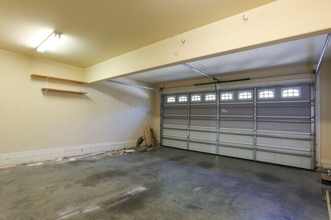Building Photo - Gorgeous Three Bedroom Home!