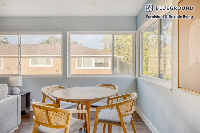 Foto del edificio - 743 Roble Ave