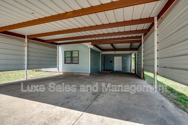 Building Photo - 1005 SW 63rd St