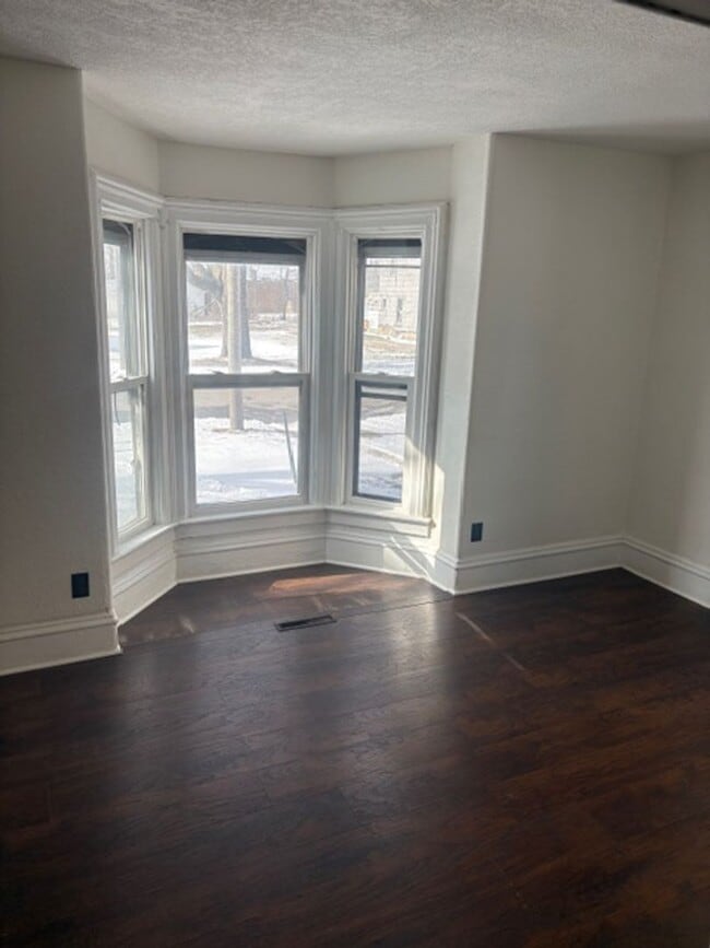 Building Photo - 410 E 8th St