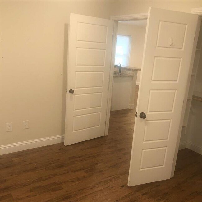 Foto del edificio - 921 W Day St