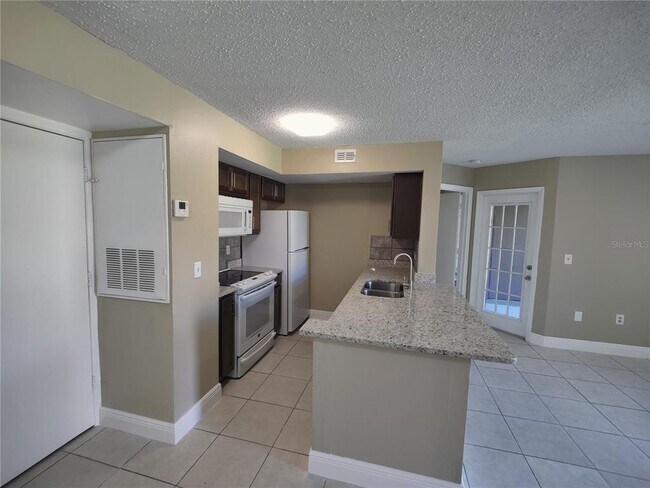 Foto del edificio - 445 Fountainhead Cir