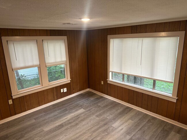 Foto del edificio - 2 Bedroom, 1 Bathroom Home w/ Fenced-In Backyard and Covered Front Porch in Downtown Springdale