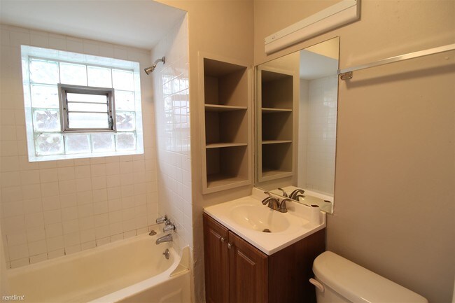 Building Photo - 2 br, 1 bath  - 3472 N Clark St 2F