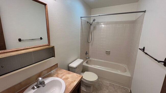 Building Photo - Cozy ground floor 1 bedroom with private washer and dryer!