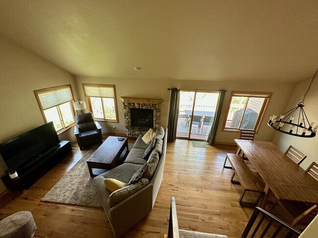 Foto del edificio - 4BD Duplex - Premium Location, Lots of Space, Nice Finishes
