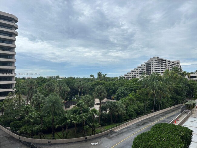 Foto del edificio - 251 Crandon Blvd