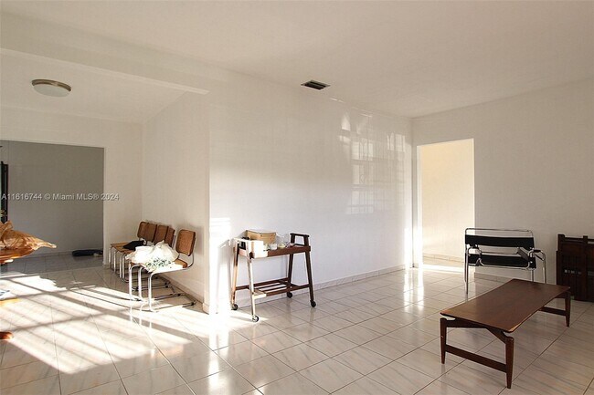 Building Photo - 1135 SW 72nd Ave