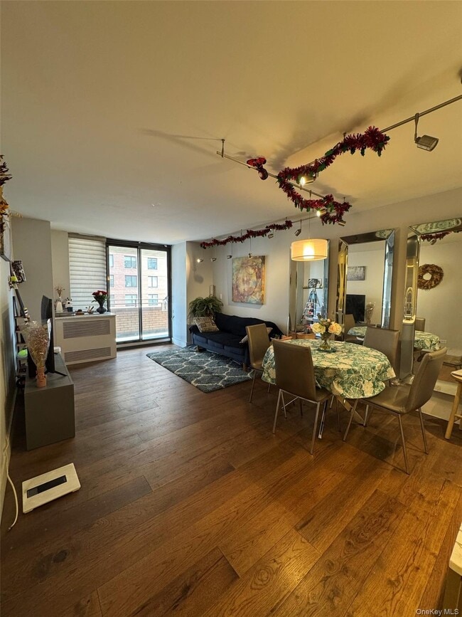 Building Photo - 275 W 96th St