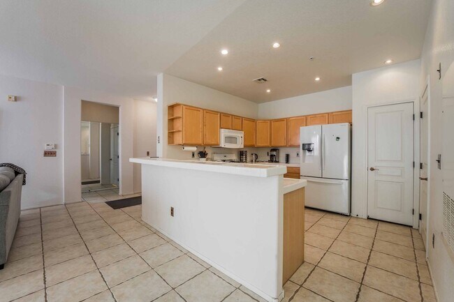 Foto del edificio - Luxurious FURNISHED Condo Living in the He...