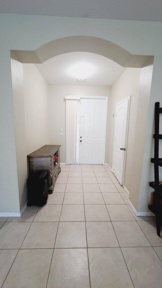 Building Photo - 2202 Seminole Palms Dr