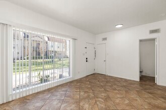 Building Photo - 10788 Briar Forest Dr