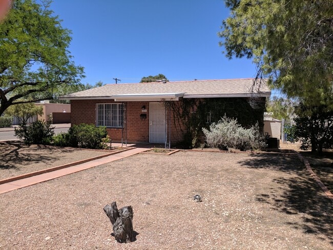 Building Photo - 2 Bedroom and 1 Bath Rental