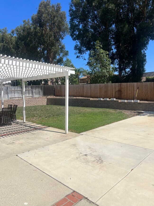 Building Photo - 2090 Klamath Dr