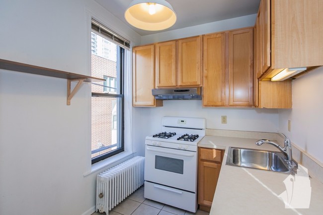 Building Photo - Attractive two bedroom with modern kitchen...
