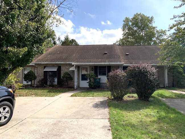 Foto del edificio - CONTRACT PENDING!! MOVE IN READY!!