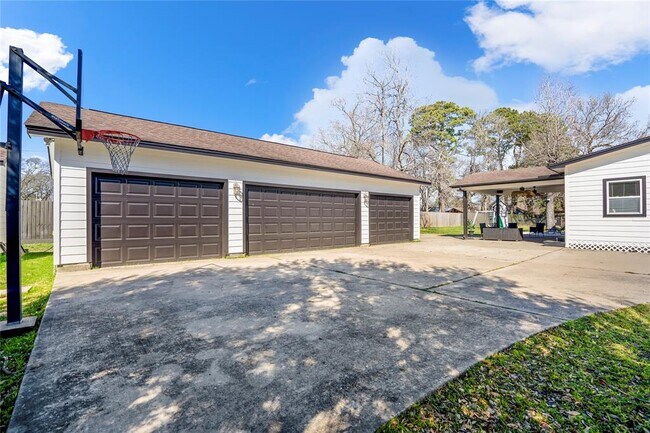 Building Photo - 9311 Lanewood Dr