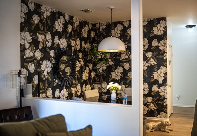 Building Photo - Gorgeously Updated 4 Bedroom 2 Bath Home I...