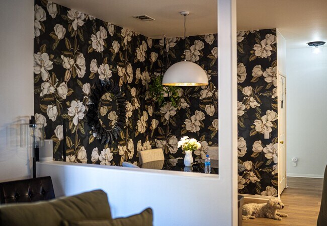 Foto del edificio - Gorgeously Updated 4 Bedroom 2 Bath Home I...