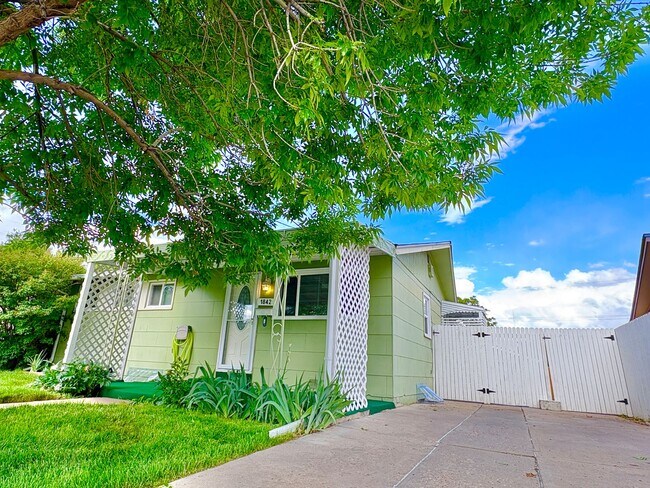 Foto del edificio - Immaculate, Updated, & Bright Home in West...