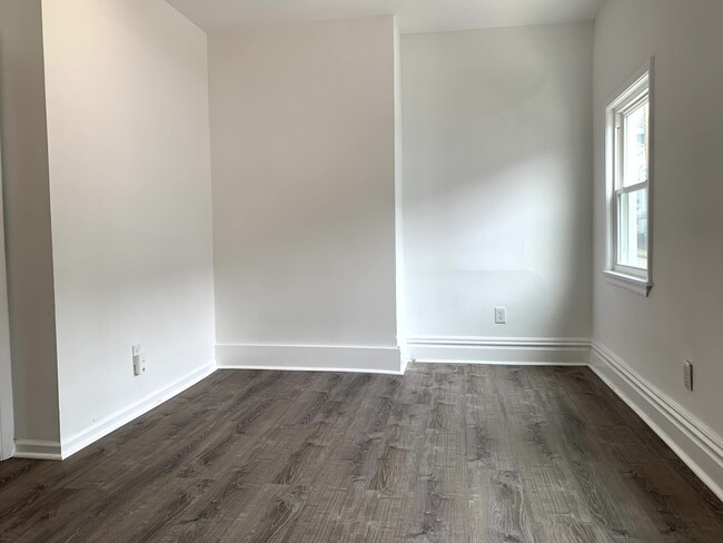 Building Photo - 411 Sample St