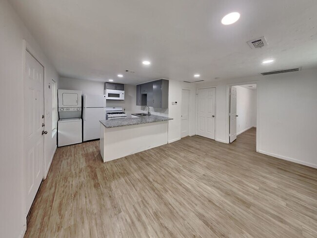 Foto del edificio - READY NOW! CHECK IT OUT!