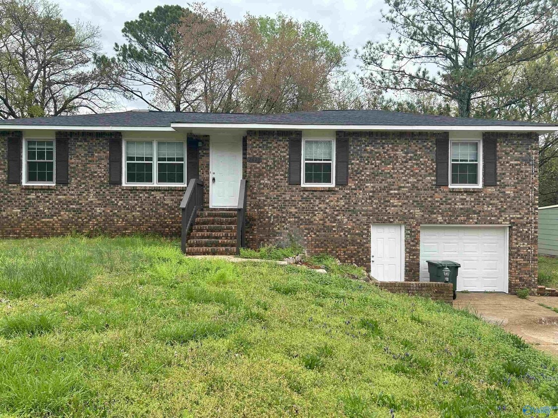 Primary Photo - 2620 Thornhill Rd NW