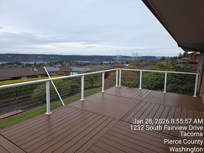 Foto del edificio - View home North Tacoma - 3 bedroom, 3.5 bathroom, 6 car garage - Available NOW!!!
