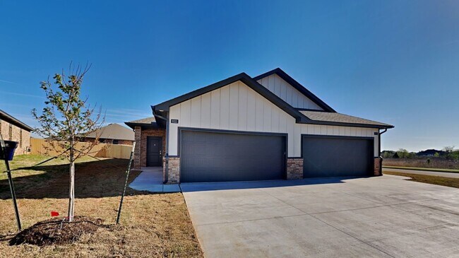 Building Photo - Luxury 3 Bedroom 2 Bathroom Townhome with 2 Car Garage in Piedmont Schools- Neighborhood Park/Bas...
