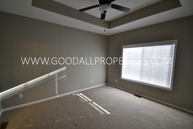 Building Photo - 4 bedroom 3.5 bath Townhome in the Heart o...
