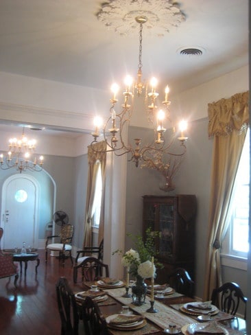 MESA DE COMEDOR ANTIGUA CON CAPACIDAD PARA 6 PERSONAS - 400 Millaudon St