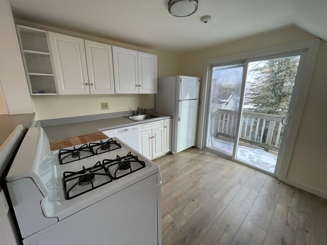 Building Photo - 17 Uni