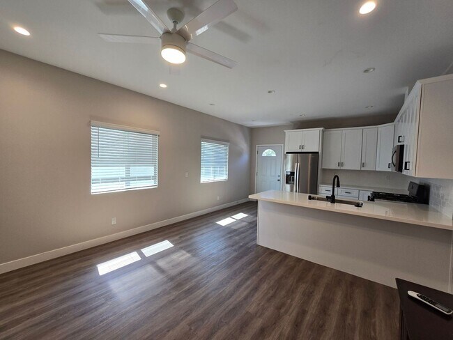 Foto del edificio - NEW 4BD/2BA, Large Balcony!!