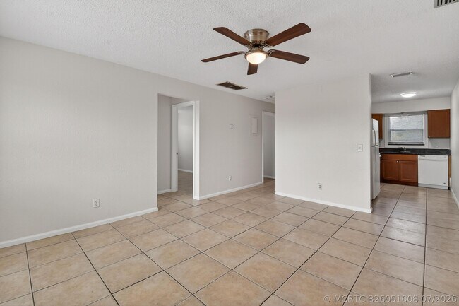 Building Photo - 1618 W 26th Ct