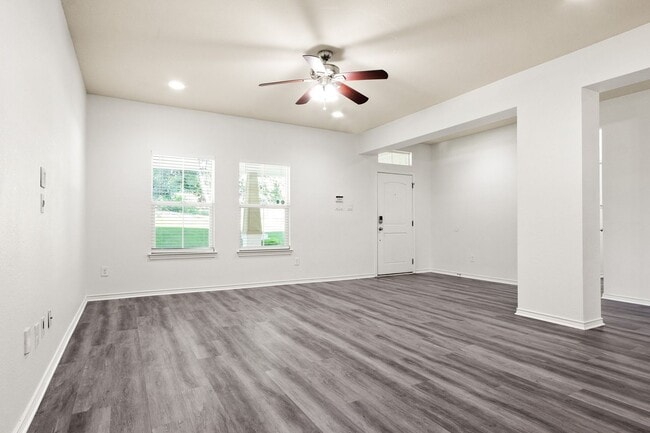 Building Photo - * MOVE IN SUMMER 07/03/2027 * 6 Bed 4 Bath Home, Walk to TCU Light Housekeeping Included